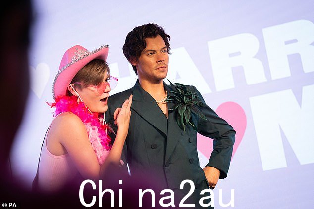 2023 年 7 月 26 日,哈利·斯泰尔斯 (Harry Styles) 蜡像在伦敦杜莎夫人蜡像馆揭幕,其身穿的服装灵感源自他在 2022 年《我的警察》首映式上选择的时尚服装