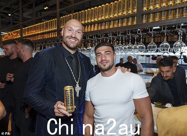 兄弟姐妹:汤米在能量饮料活动中与他的哥哥泰森合影