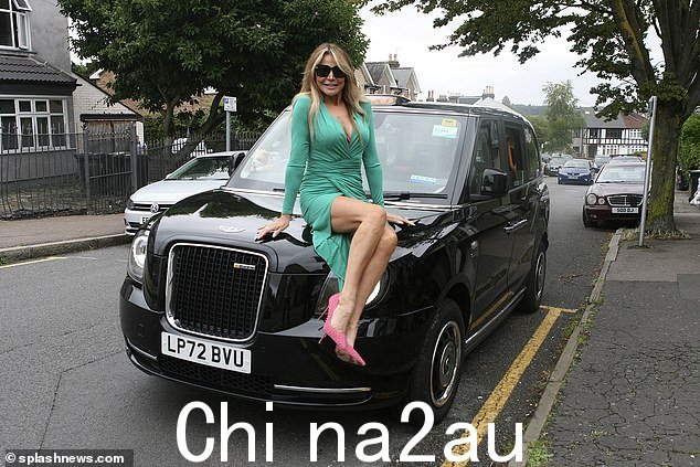 有人要搭车吗?周五早上,Lizzie Cundy 在埃塞克斯的一辆黑色出租车的引擎盖上摆出了一场风暴的姿势,成为了人们关注的焦点