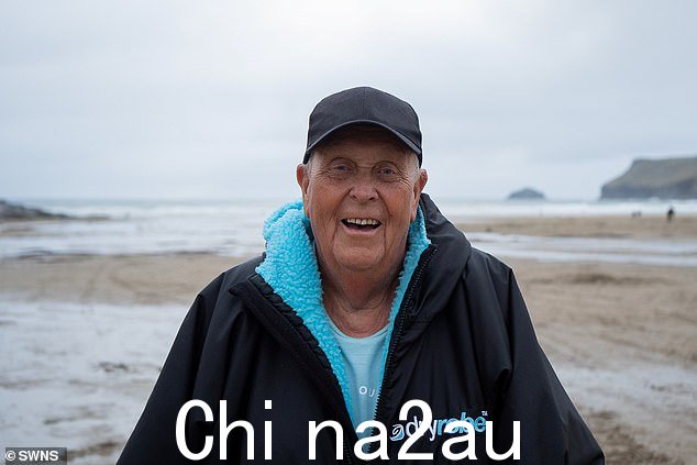 鲍勃·基林 (Bob Keeling),78 岁,每天晚上都会花几个小时捡拾青少年留在海滩上的垃圾