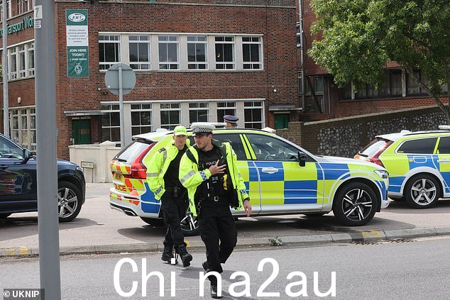 一条著名的九车道宽队列沿着多佛标志性的白色悬崖延伸到边境