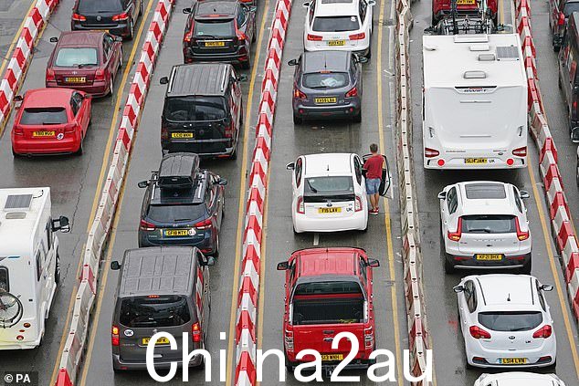 交通拥堵时汽车相互堆叠