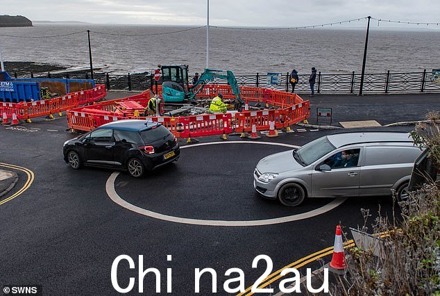 萨默塞特郡克利夫登的当地人在海滨出现更多“疯狂”道路标记后感到困惑 - 这次是一个白色圆圈“像外星人着陆场”