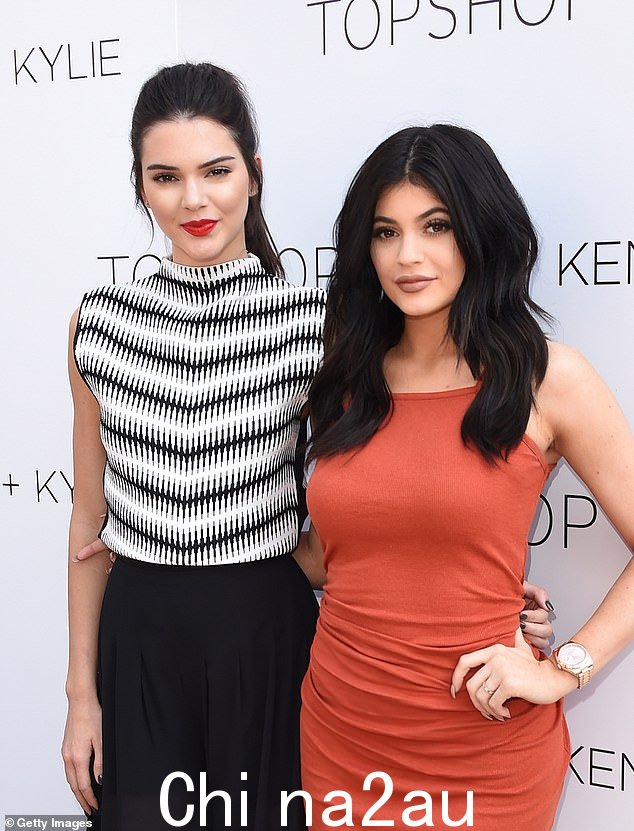 手术前:凯莉在 2015 年与姐姐肯德尔·詹纳 (Kendall Jenner) 一起隆胸前表示,她的身体已经“丰满”,并感谢维多利亚的秘密让她拥有更大的胸部