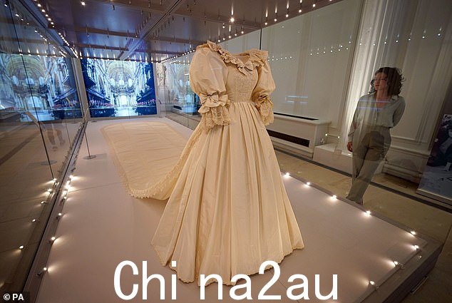 这并不是当天唯一的婚纱灾难 - 戴安娜王妃的化妆师将香水洒在了婚纱上,造成了污点。图为:2021 年肯辛顿宫展出的威尔士王妃的婚纱