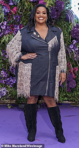 艾莉森·哈蒙德 (Alison Hammond) 也加入了她的行列,她穿着夹克连衣裙,在晚会上光彩夺目