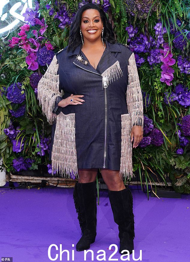 时尚前卫: 《今早》主持人艾莉森·哈蒙德 (Alison Hammond),48 岁,身穿黑色西装外套连衣裙,饰有闪亮的银色流苏细节