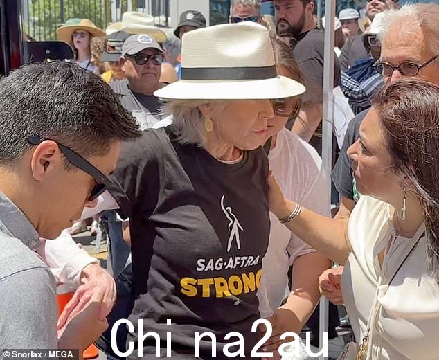 SAG-AFTRA 罢工进入第二周,成员们与自 5 月初以来一直罢工的美国作家协会成员一起抗议,寻求更好的工资和工作条件
