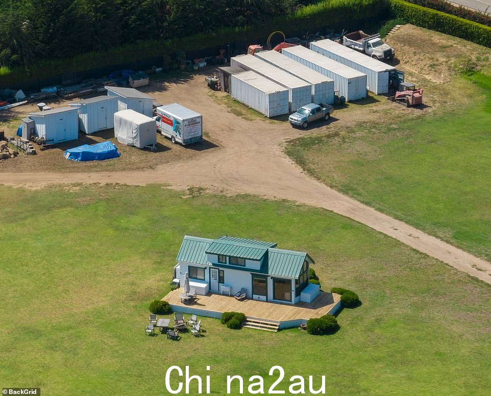 新住所:这片大地块上散落着集装箱,中间有一座微型住宅