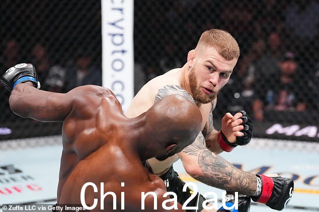 Jake Matthews 在 UFC 291 上战胜了 Darius Flowers,取得了令人印象深刻的降服胜利