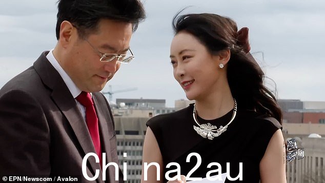中国外交部长秦刚在华盛顿特区接受中国凤凰卫视热门电视节目主持人傅笑天的时事节目《与世界领导人对话》采访