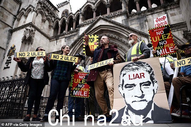 政党消息人士认为,汗先生可能会被因乌莱兹费用激怒的选民“排挤”出局。周五,示威者在伦敦市中心抗议 Ulez 扩张