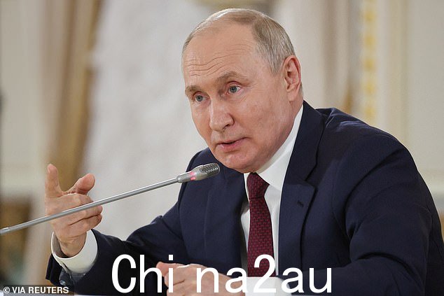 弗拉基米尔·普京(昨天拍摄)表示,他不拒绝与乌克兰进行和平谈判的想法,并表示非洲和中国的倡议可以作为寻求和平的基础,但警告说,有些事情“不可能实现'