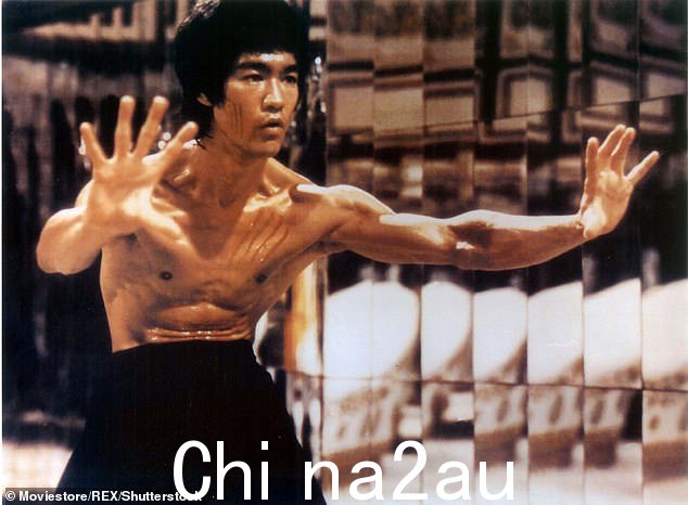 他从15岁开始学习功夫,并痴迷地练习。武术课结束后,他和他的朋友们会去ut 并挑衅,这样他们就可以炫耀自己的技能 - 让他们在当地不良少年的警察名册上获得一席之地。