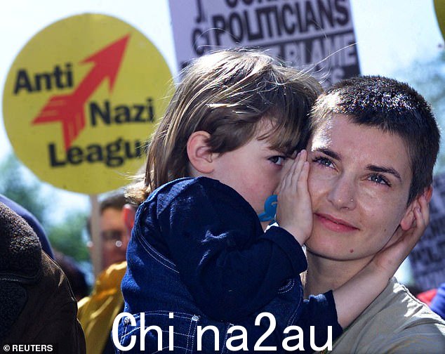 2000 年 5 月 13 日,爱尔兰歌手 Sinead O'Connor(右)在都柏林市中心的反种族主义示威中拥抱女儿 Roisin