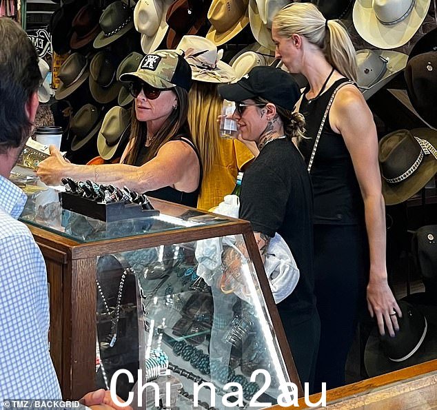保持亲密:消息人士告诉 TMZ,虽然他们有“一些随行人员”,但在短暂的购物之旅中,两人“并没有真正离开彼此的身边”