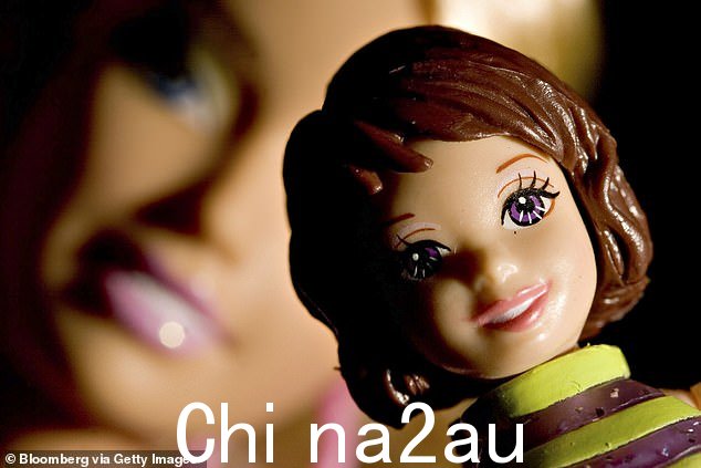 The Polly Pocket 电影由热门电视节目《Girls》的创作者 Lena Dunham 编剧和导演(如图:背景是芭比娃娃的 Polly Pocket 娃娃)