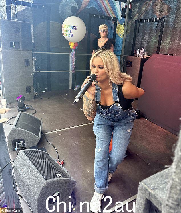 Whole Again:Kerry Katona 周六在利物浦骄傲节的舞台上表演时重温了她原子小猫的全盛时期