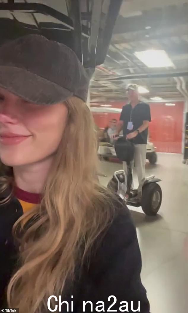 Ridin':33 岁的泰勒·斯威夫特 (Taylor Swift) 周五在加利福尼亚州圣克拉拉的李维斯体育场 (Levi's Stadium) 举办演唱会前,开着高尔夫球车沿着走廊巡游,享受了一点乐趣,而她的父亲Scott Swift,骑着赛格威紧随其后