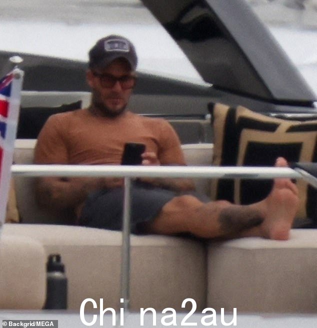 轻松:前足球运动员大卫穿着休闲装,选择橙色 T 恤和灰色短裤,戴着日本设计师藤原浩设计的黑白棒球帽