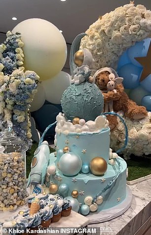 在 Instagram 视频中,她说:“我们来这里是为了庆祝这位帅哥的生日。看看谁在这里:厨师 K 小姐,正在大快朵颐!让我们来看看一切,哇!看看那个食物。一切都是形状。'