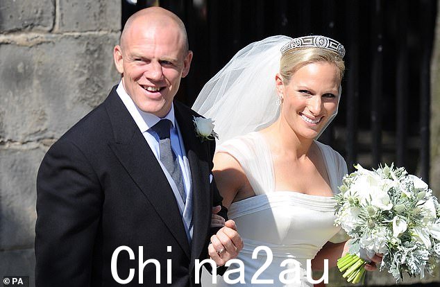 扎拉的金发盘成优雅的浓密发髻,并佩戴她母亲安妮公主借给的希腊钥匙头饰