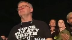 阿尔巴尼斯在 Midnight Oil 音乐会上的“Voice、Treaty、Truth”T 恤在提问时间引发了关于 Voice 的激烈辩论
