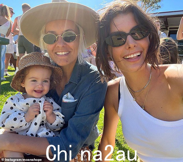 同时,莫阿娜和她的前任-妻子Isabella Carlstrom(右),与她有共同的女儿 Svea(左)和儿子 Ahi,于 5 月分居