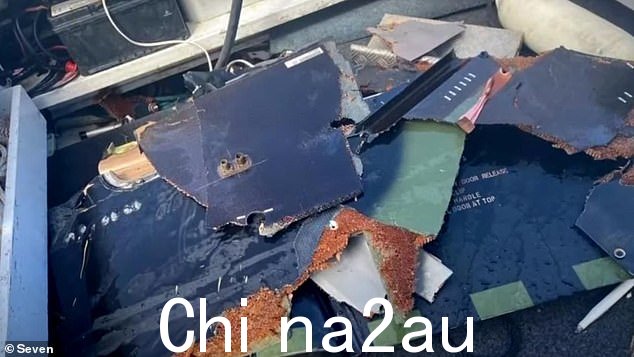 周六在坠机地点附近发现了与直升机部件一致的碎片,有报道称机身是从水中拉出的碎片之一