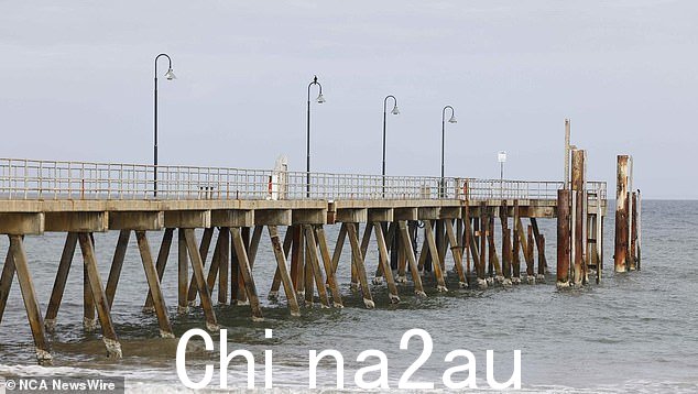 在同一海滩的水域中相隔几天才发现两具尸体后,一个热门的度假胜地感到震惊