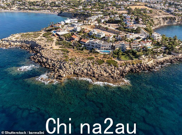 Colin 一家人去塞浦路斯佩亚旅行(如图),喝了瓶装水并生病了