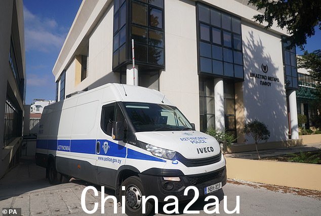 一辆警车载着亨特抵达塞浦路斯帕福斯地方法院接受宣判,塞浦路斯法官判定亨特误杀身患绝症的妻子贾妮丝有罪