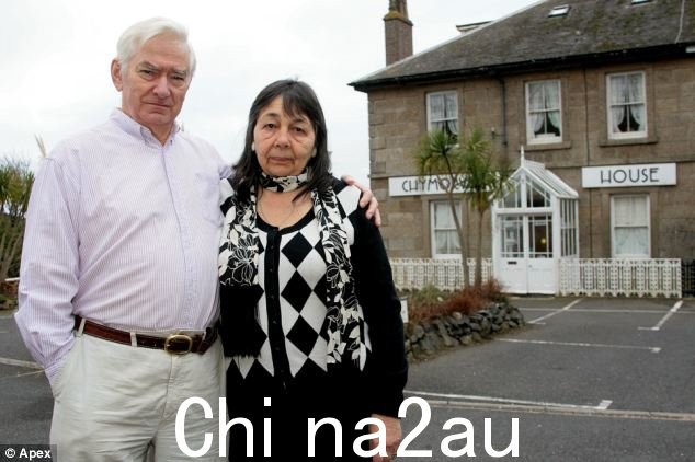 Hazelmary 和 Peter Bull 经营康沃尔郡马拉宰恩的 Chymorvah 酒店,他们也因在 2008 年课程中拒绝为同性恋夫妇 Martyn Hall 和 Steven Preddy 提供房间而面临死亡威胁。 =