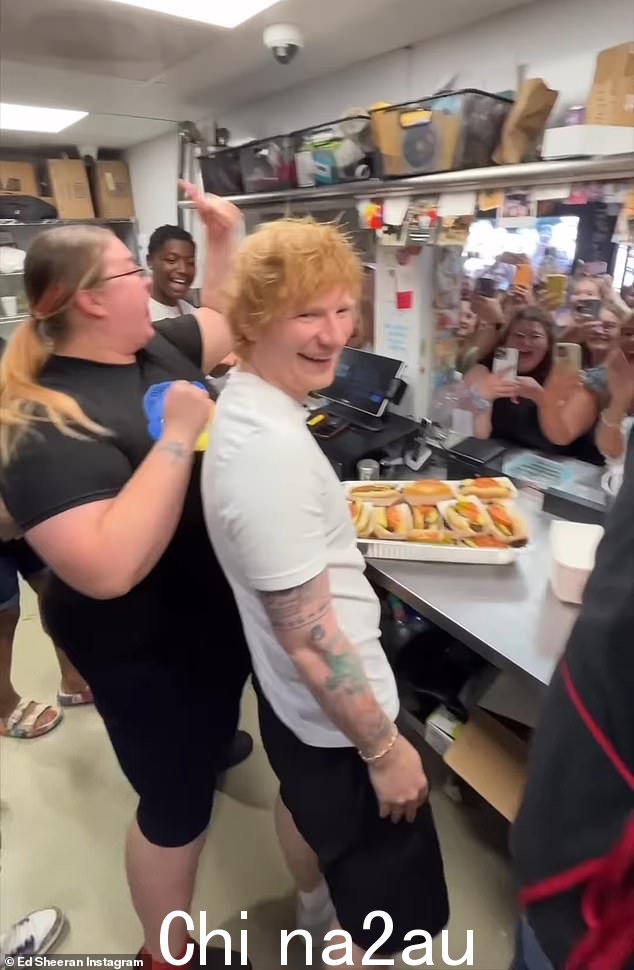 最新演出:艾德·希兰 (Ed Sheeran) 踏上芝加哥北侧标志性热狗摊柜台后,给一些幸运的粉丝带来了一生难忘的惊喜