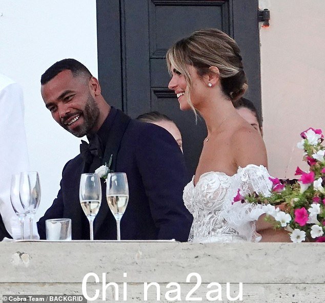 Together:阿什利·科尔 (Ashley Cole) 在周末举行了一场奢华的意大利婚礼,与伴侣莎朗·卡努 (Sharon Canu) 结婚