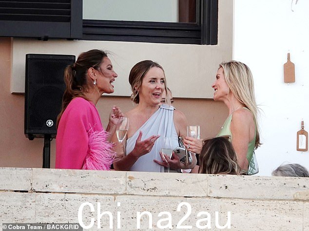 Gals:Sam(左)在聚会上与另外两位女嘉宾聊天