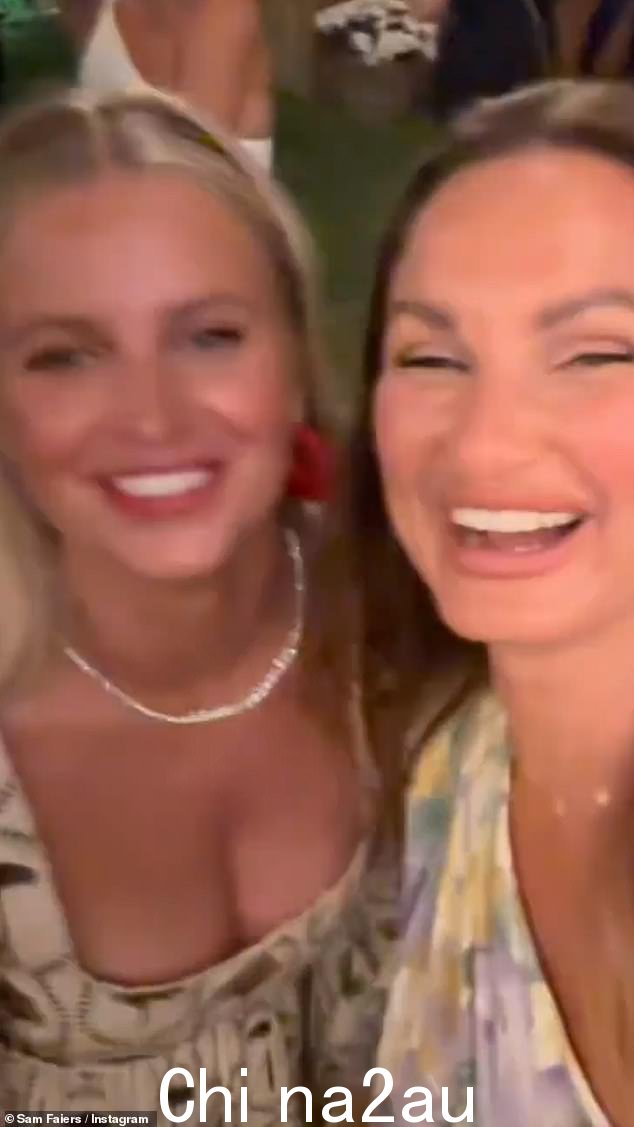 咯咯笑:Sam 用自拍模式拍摄的舞池视频展示当晚的活动,并与她的朋友们分享欢笑