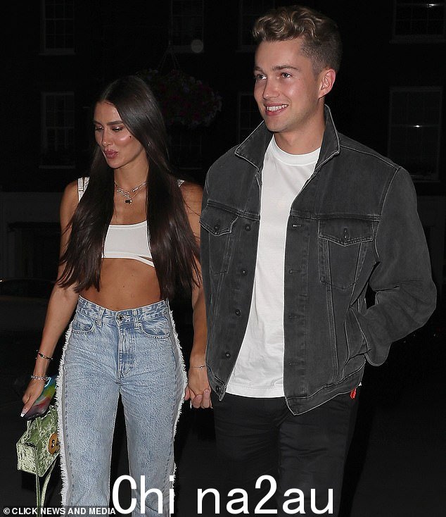Loved-up:周日,AJ Pritchard 与女友 Zara Zoffany 在 Chiltern Firehouse 度过了一个奢华的约会之夜