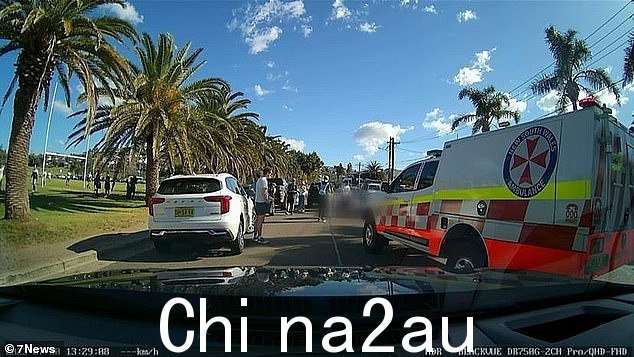 见证人周日下午，悉尼北部海滩 Collaroy 的 Anzac 大道上，一名男子从车里拿出除颤器来帮助受害者，一名男子赶忙去帮助一名被车撞到的小男孩。”/></p><p style=