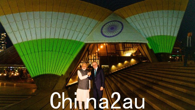 总理安东尼·阿尔巴内塞和总理纳伦德拉·莫迪在悉尼歌剧院的印度国旗颜色的灯光帆前。图片：POOL/SMH/NCA NewsWire/ James Brickwood