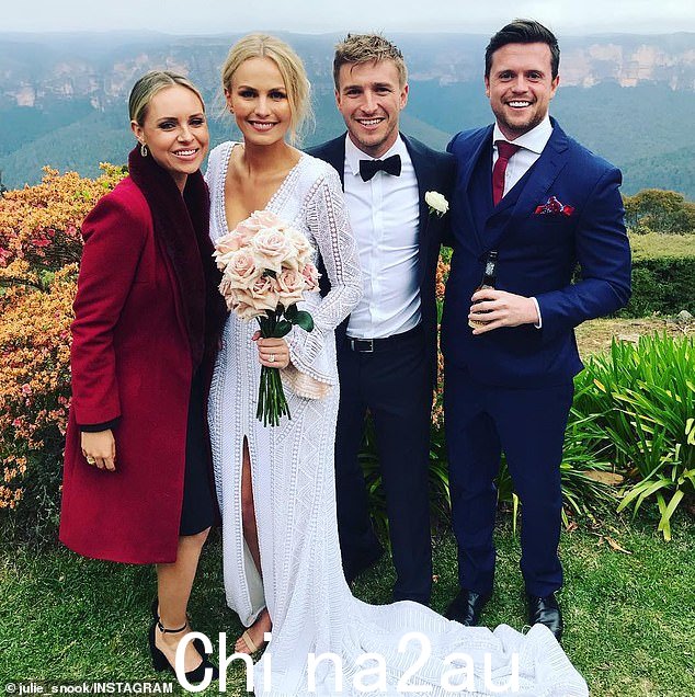 客户:卡什绫是 AFL 球星 Kieren Jack(右)和电视记者妻子 Charlotte Goodlet(左)婚礼的花店。他们与电视记者朱莉·斯努克(最左)和演员搭档雨果·约翰斯通-伯特(最右)在他们的特殊日子合影