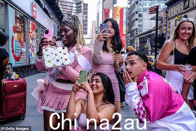 芭比和奥本海默决斗首次亮相的兴奋持续到电影的第二个周末,穿着粉红色的团体继续涌入影院