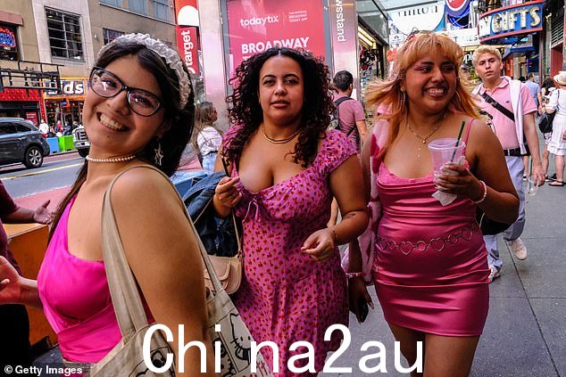 芭比迷们穿着粉红色的衣服参加 7 月 21 日在纽约市举行的电影首映。AMC 表示上周是有史以来入场收入最高的一周