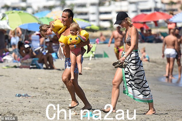 少量!斯宾塞曾经是一位亲力亲为的父亲,他带着两个孩子穿过沙子