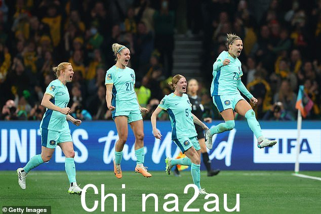 Matildas 球员(L-R Clare Polkinghorne、Ellie Carpenter 和 Cortnee Vine)庆祝球队的第四个进球,由替补队长 Steph Catley(右)罚进的点球