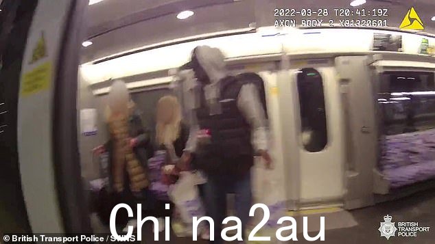 Edgar Junior,50 岁,在雷丁市伊丽莎白线下车时被警察抓住,原因是他袭击了坐在他对面的一名女子,并用色情言论接近车厢中的其他人。