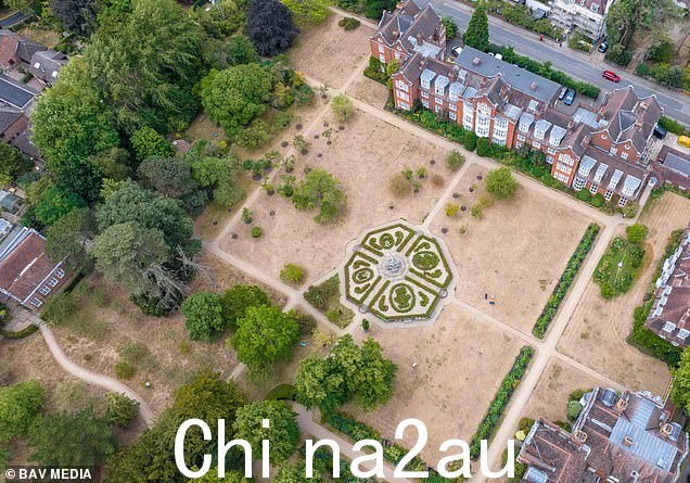 2022 年 7 月:去年夏天干旱期间剑桥纽纳姆学院干涸的草坪