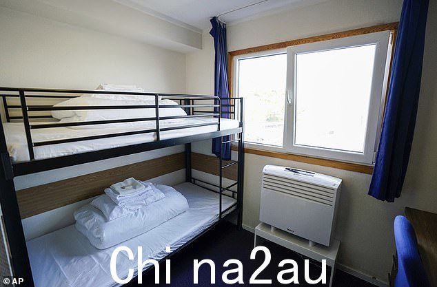 Bibby Stockholm 住宿驳船上一间卧室的内部视图,该驳船将在波特兰港容纳多达 500 名寻求庇护者