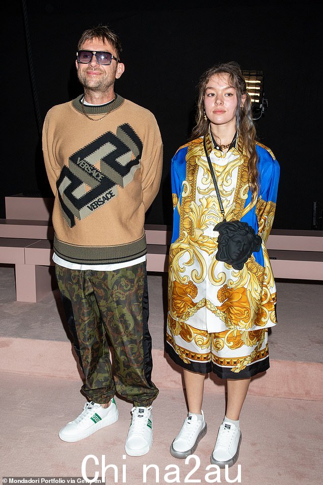 达蒙·阿尔本和他的女儿hter Missy Albarn 出席 Versace 2022 春夏时装秀