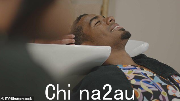 擦洗:然后男孩们走出别墅,为即将到来的晚上做好准备